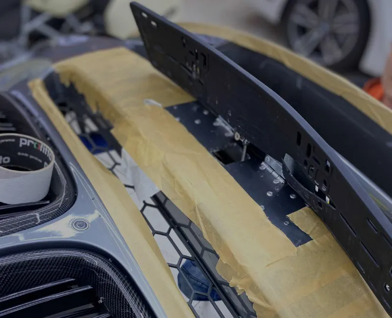 Откидная рамка установлена на бампер — крупный план